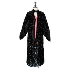 1925's Opera coat in black "velour dévoré" and raspberry silk lining 