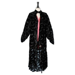 1925's Opera coat in black "velour dévoré" and raspberry silk lining