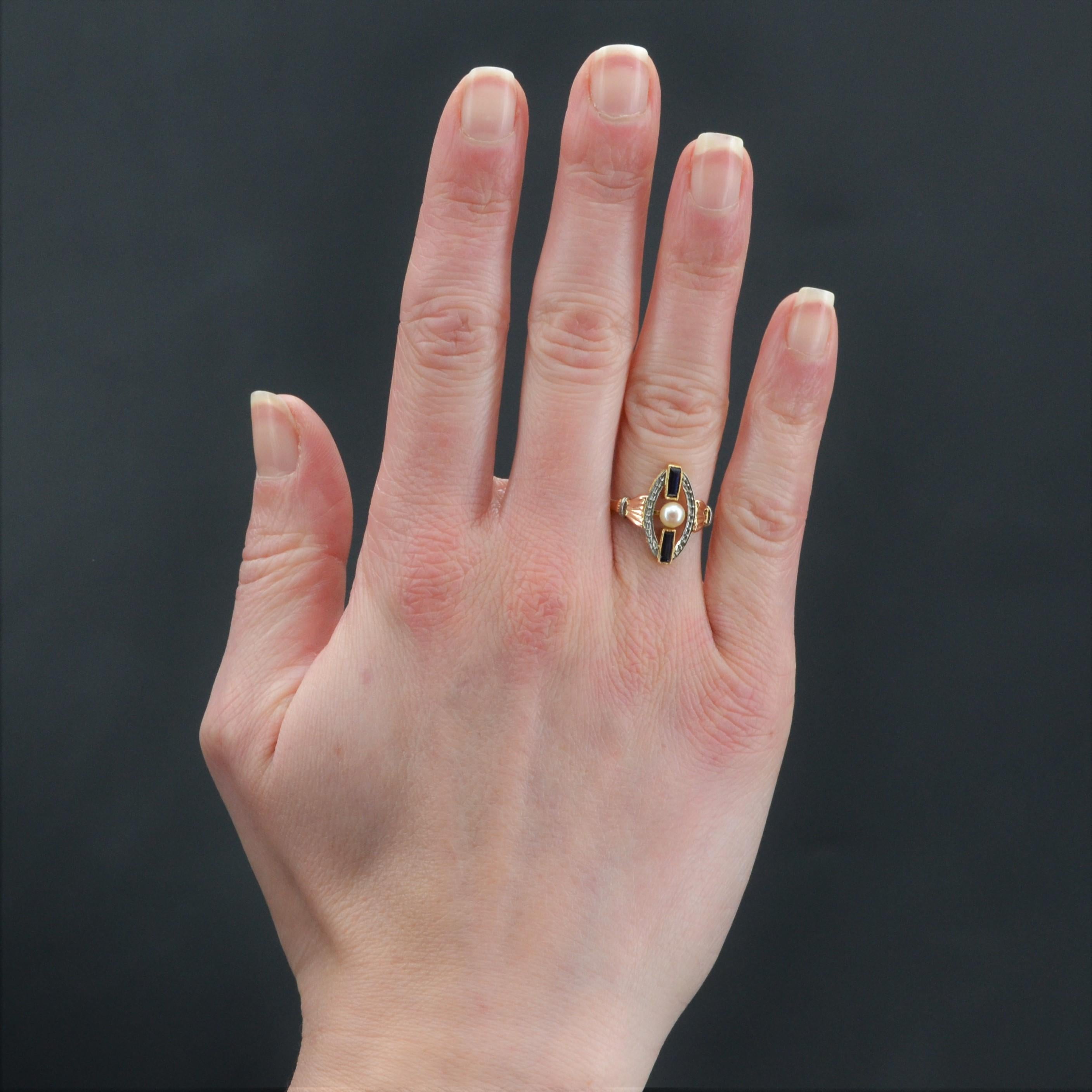 Ring aus 18 Karat Rosé- und Weißgold, Eulenpunze.
Die durchbrochene Fassung dieses Art-Déco-Rings ist oval ziseliert und mit 2 synthetischen Saphiren im Baguetteschliff und einer vermeintlich feinen Perle in der Mitte geschmückt. Auf beiden Seiten