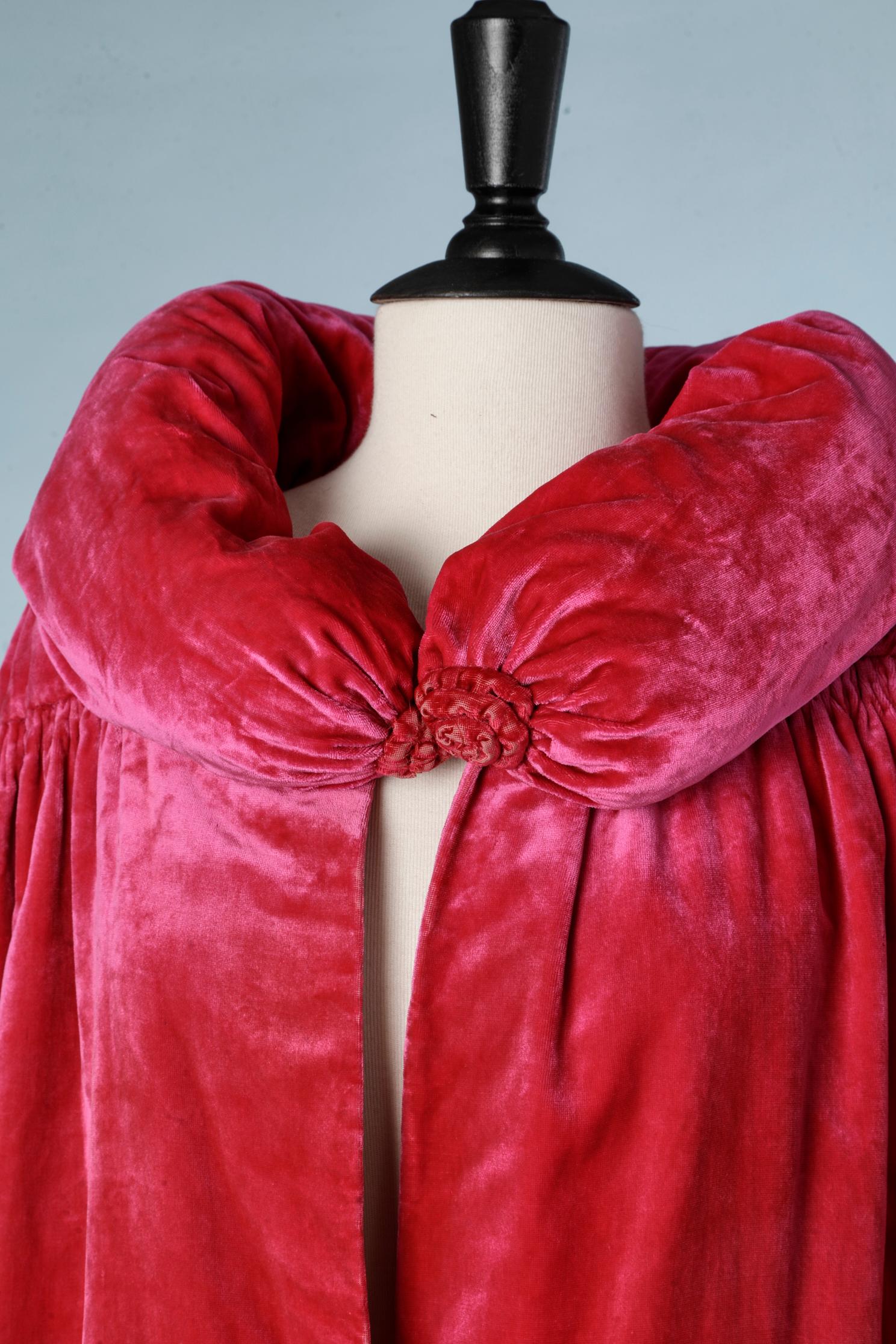 Pink silk velvet cape with padded collar and smocks on the shoulders. Silk lining. 
Pleated like a sleeve in 