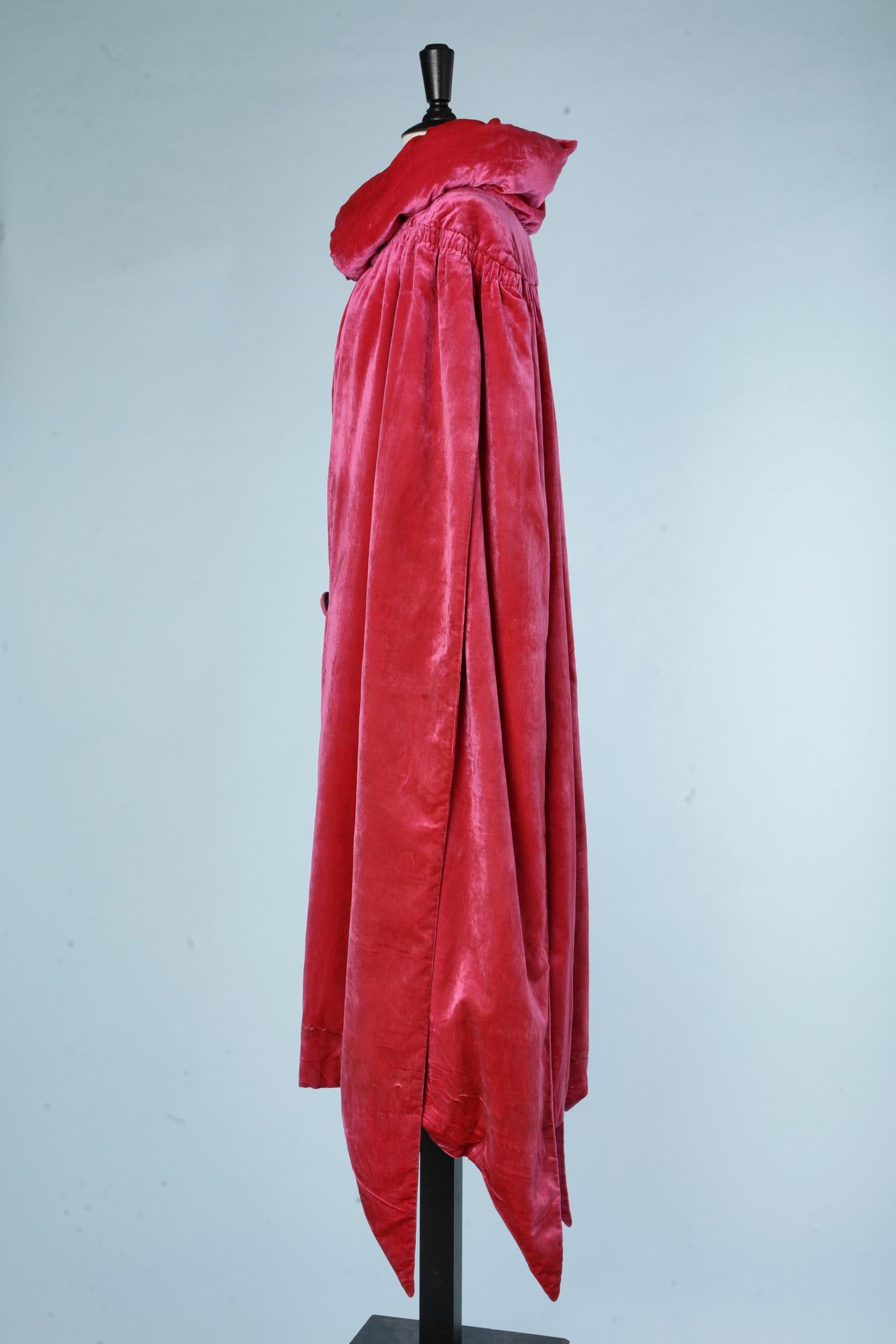 The 1925's Rosa Seidensamtumhang mit gepolstertem Kragen und Kittel an den Schultern  im Zustand „Hervorragend“ im Angebot in Saint-Ouen-Sur-Seine, FR