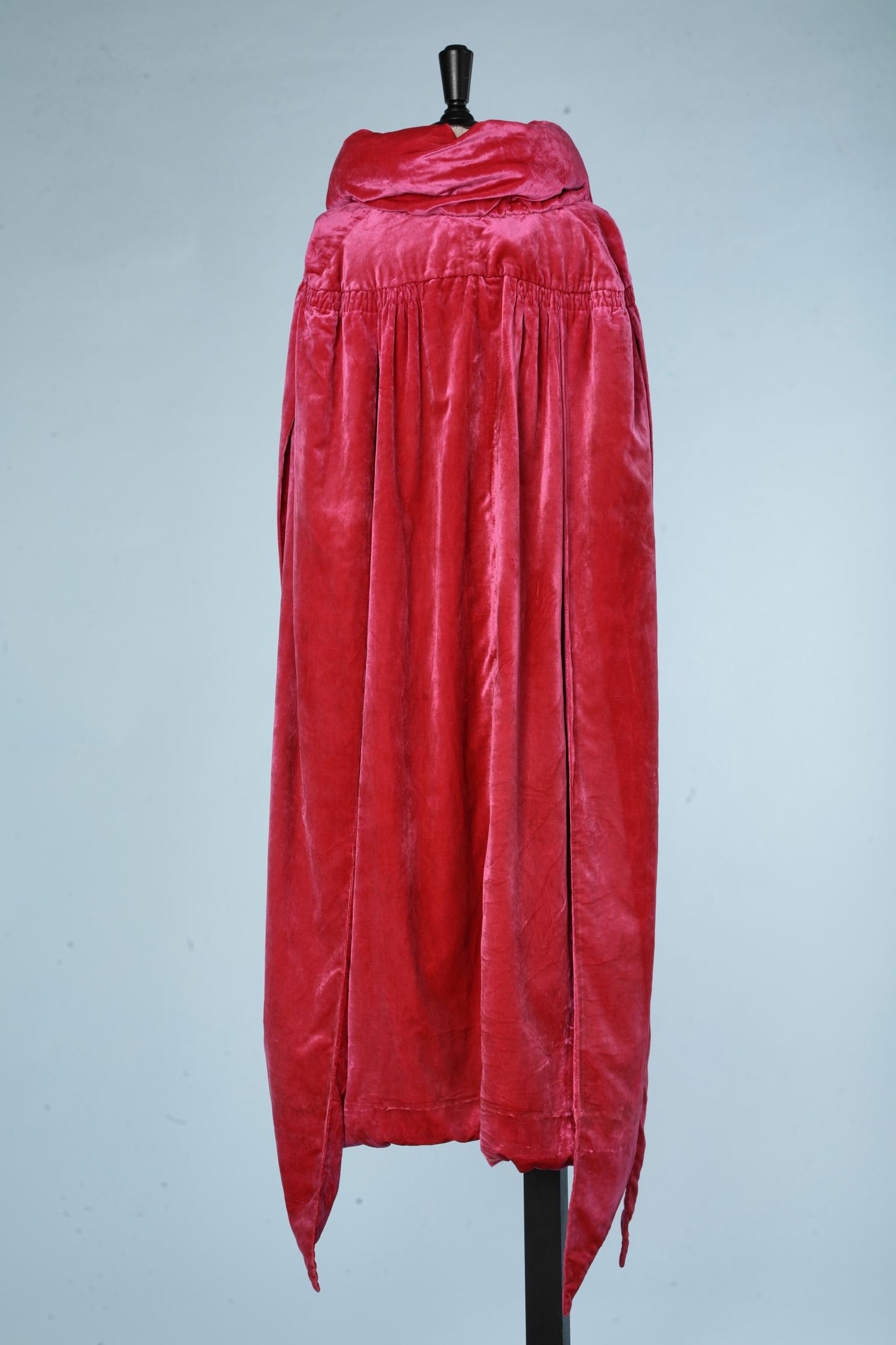 1925's Pink silk velvet cape with padded collar and smocks on the shoulders  In Excellent Condition For Sale In Saint-Ouen-Sur-Seine, FR