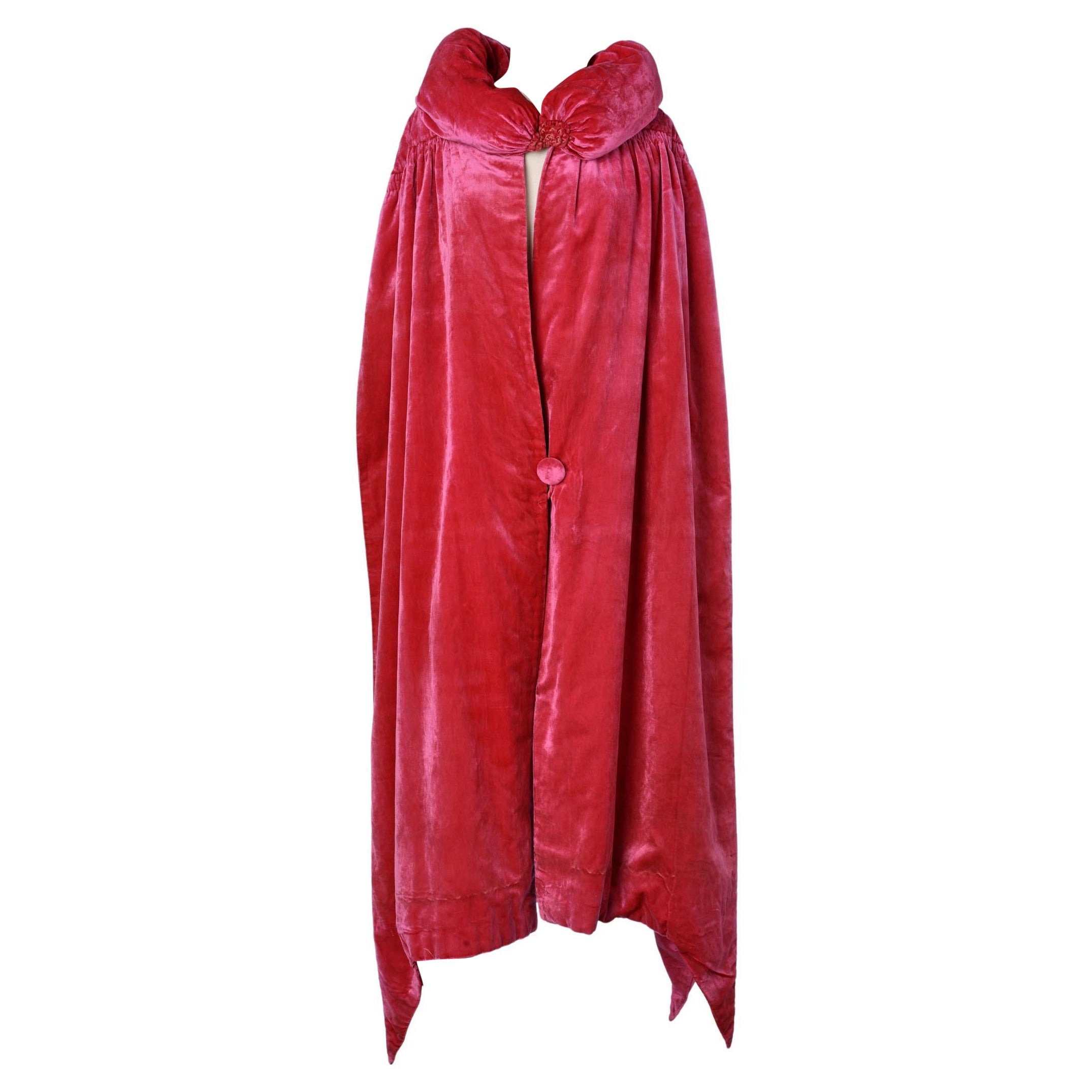 cape en velours de soie rose des années 1925 avec col rembourré et fumées sur les épaules