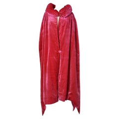 cape en velours de soie rose des années 1925 avec col rembourré et fumées sur les épaules