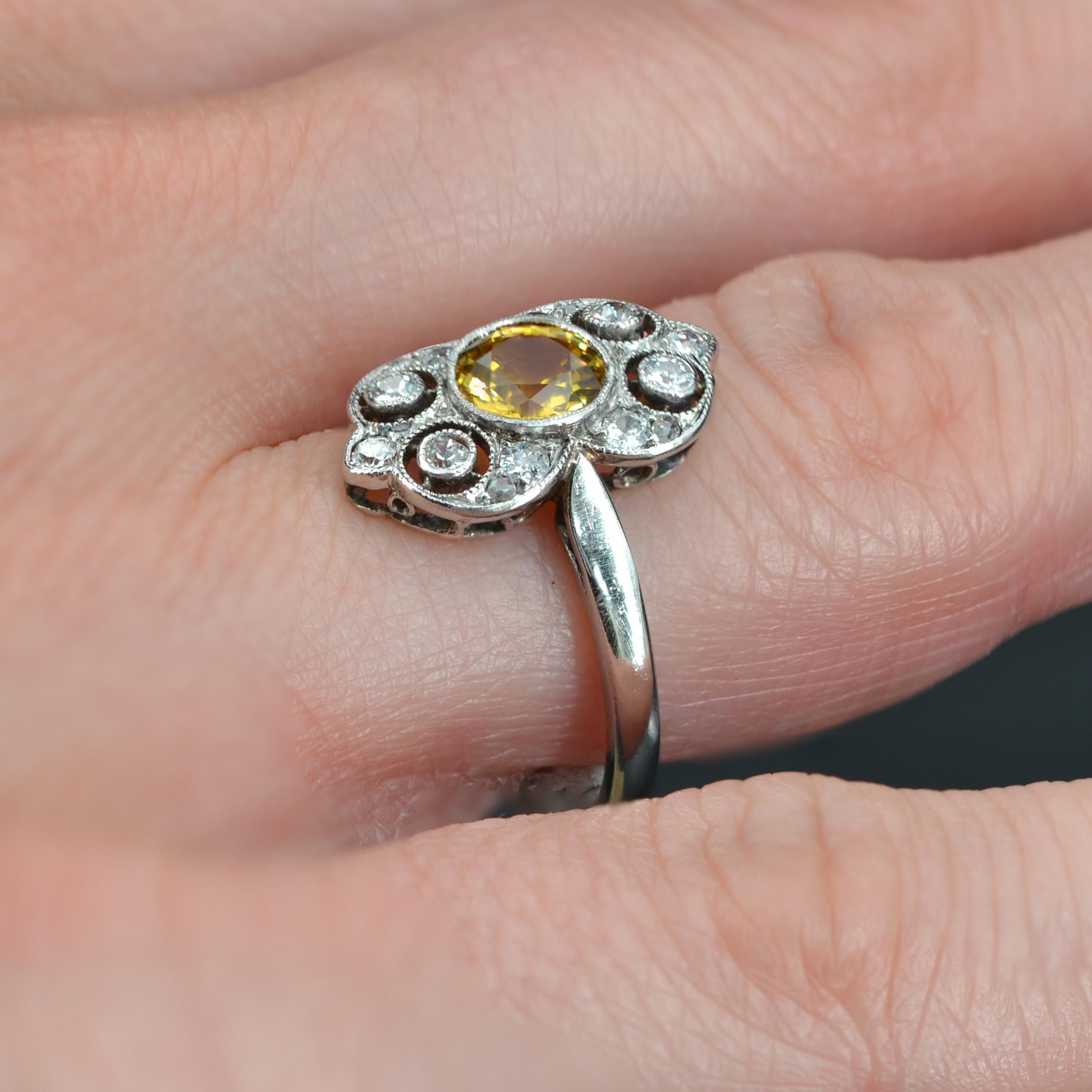 1925er Gelber Saphir Diamanten Platin Art Deco Ring im Angebot 11