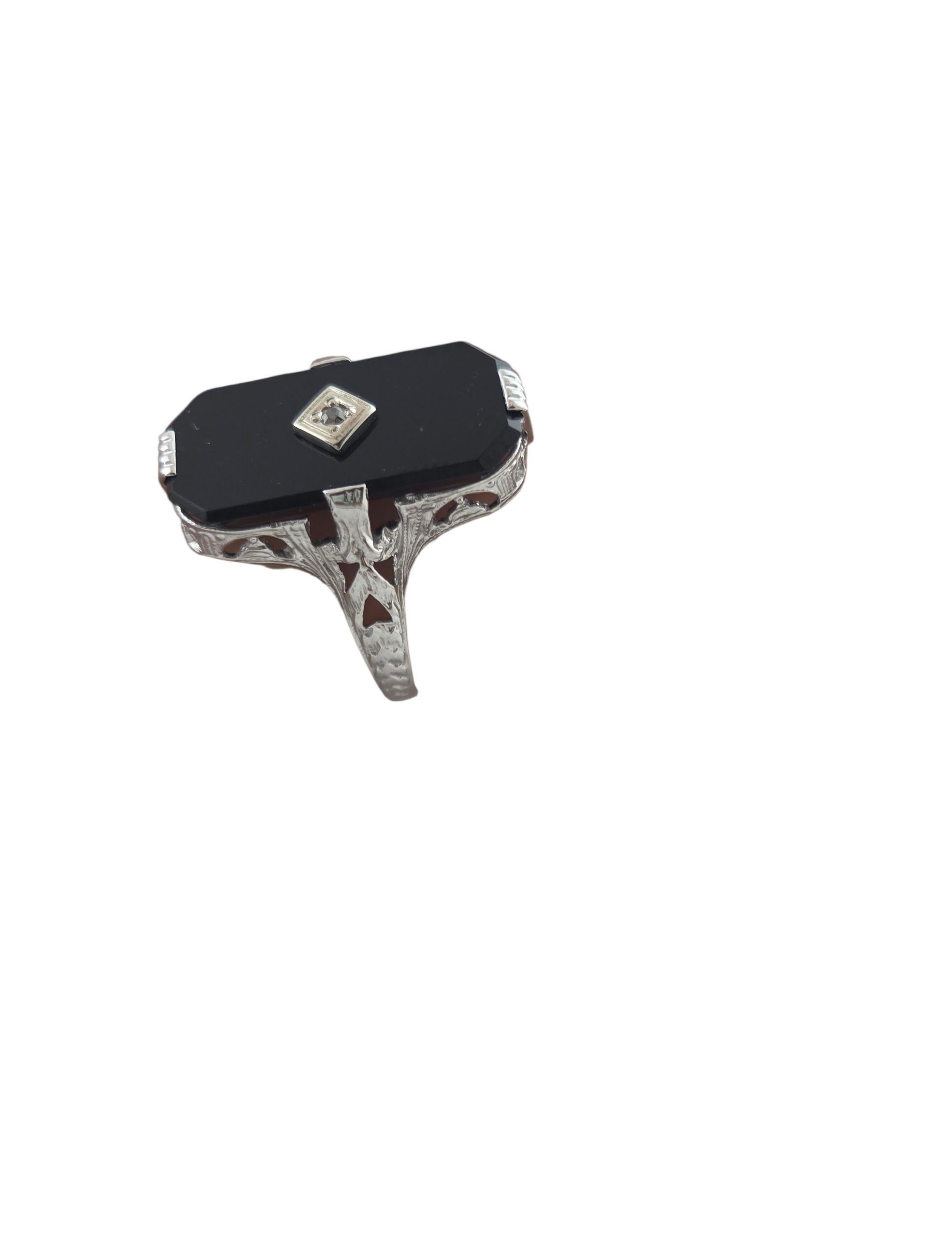 1926 Anello in oro bianco 14K con onice nera e diamanti

Brilliante e audace in questo anello in oro bianco 14K. Un elegante Onice nero attira l'attenzione, accentuato da un diamante scintillante che cattura la luce a ogni movimento. Chic, moderno e