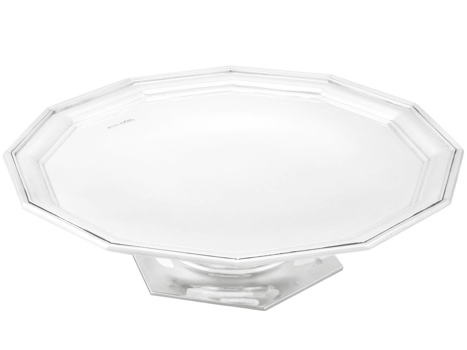 Una excepcional, fina e impresionante tazza antigua de plata de ley de Jorge V hecha al estilo de Jorge I; forma parte de nuestra colección de platería ornamental.

Esta excepcional tazza antigua de plata de ley de Jorge I tiene forma de
