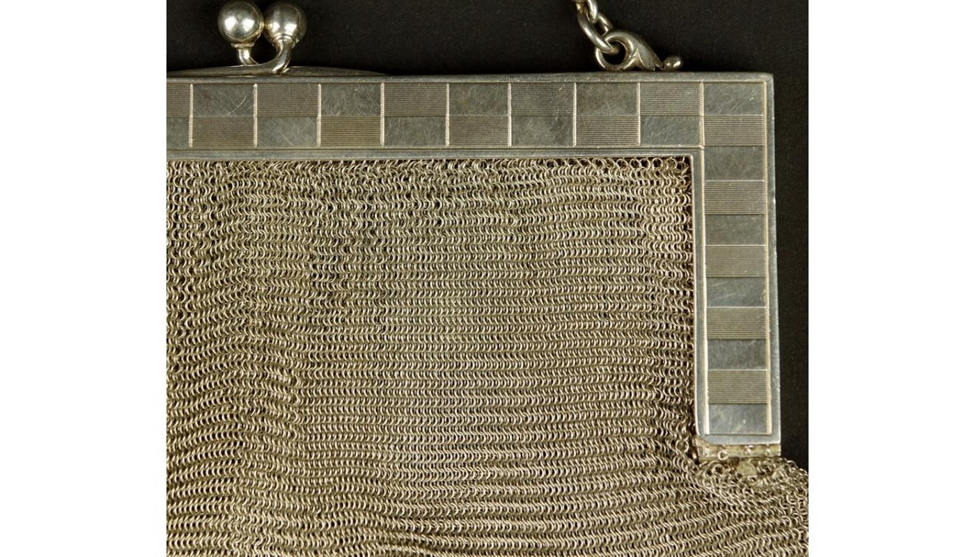 1926 Art Deco silver bag, London
Evening chain mail purse. Frame with a hook clasp decorated with a checkerboard pattern. The bottom of the bag is finished with a decorative stripe resembling lace.
Art Deco, London import in 1926.
A goldsmith