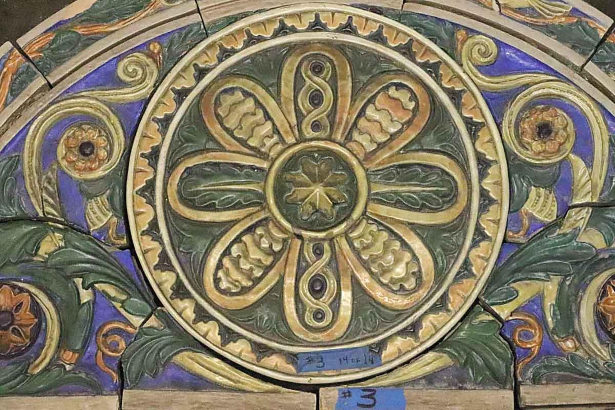 Cet arc en terre cuite polychrome fait partie d'un groupe d'arcs que nous avons récupérés d'une synagogue de 1926 à Philadelphie. Celui-ci comporte un médaillon floral géométrique, d'autres présentent l'étoile de David, la Torah et une Menorah. Prix
