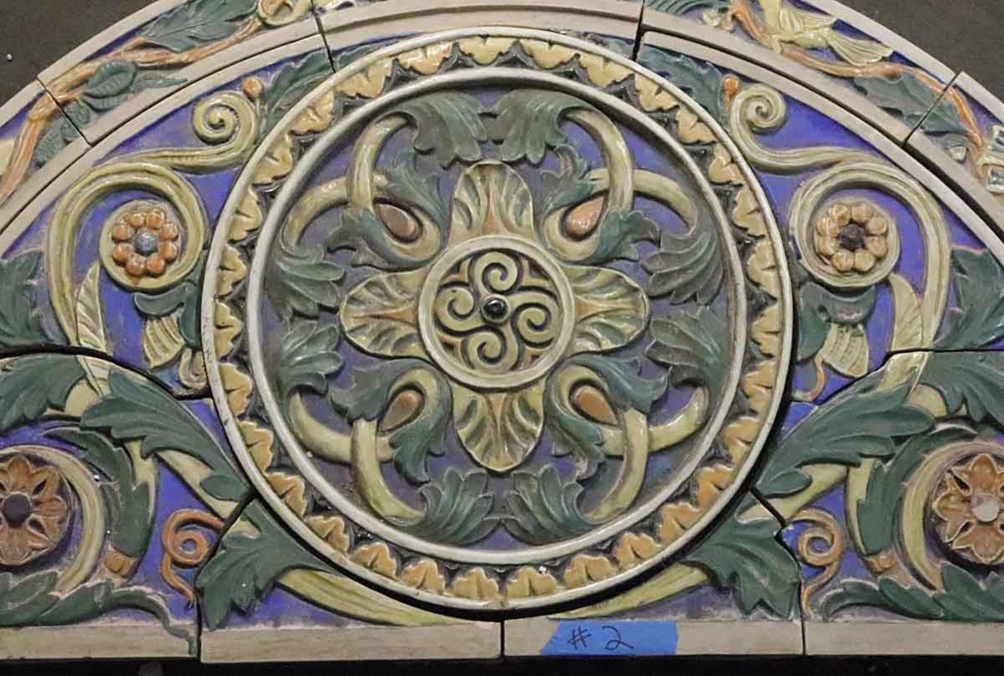 Dieser polychrome Terrakotta-Türbogensturz gehört zu einer Gruppe von Türstürzen, die wir aus einer Synagoge in Philadelphia aus dem Jahr 1926 geborgen haben. Dieses Modell zeigt ein geometrisches Blumenmuster, andere zeigen die Menora, den
