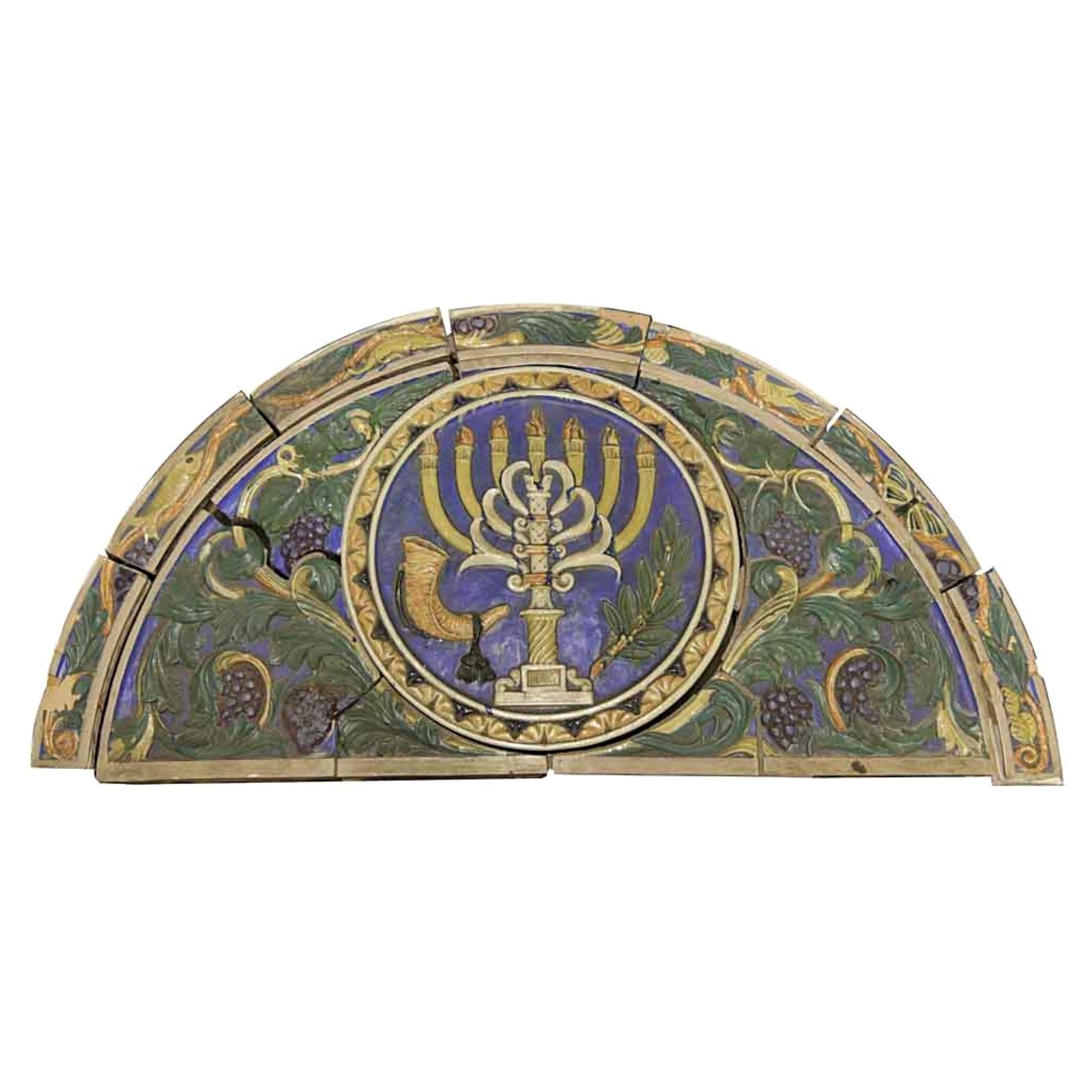 Polychromer, gewölbter Menorah-Türsteppich aus Terrakotta von Phila Synagogue, 1926