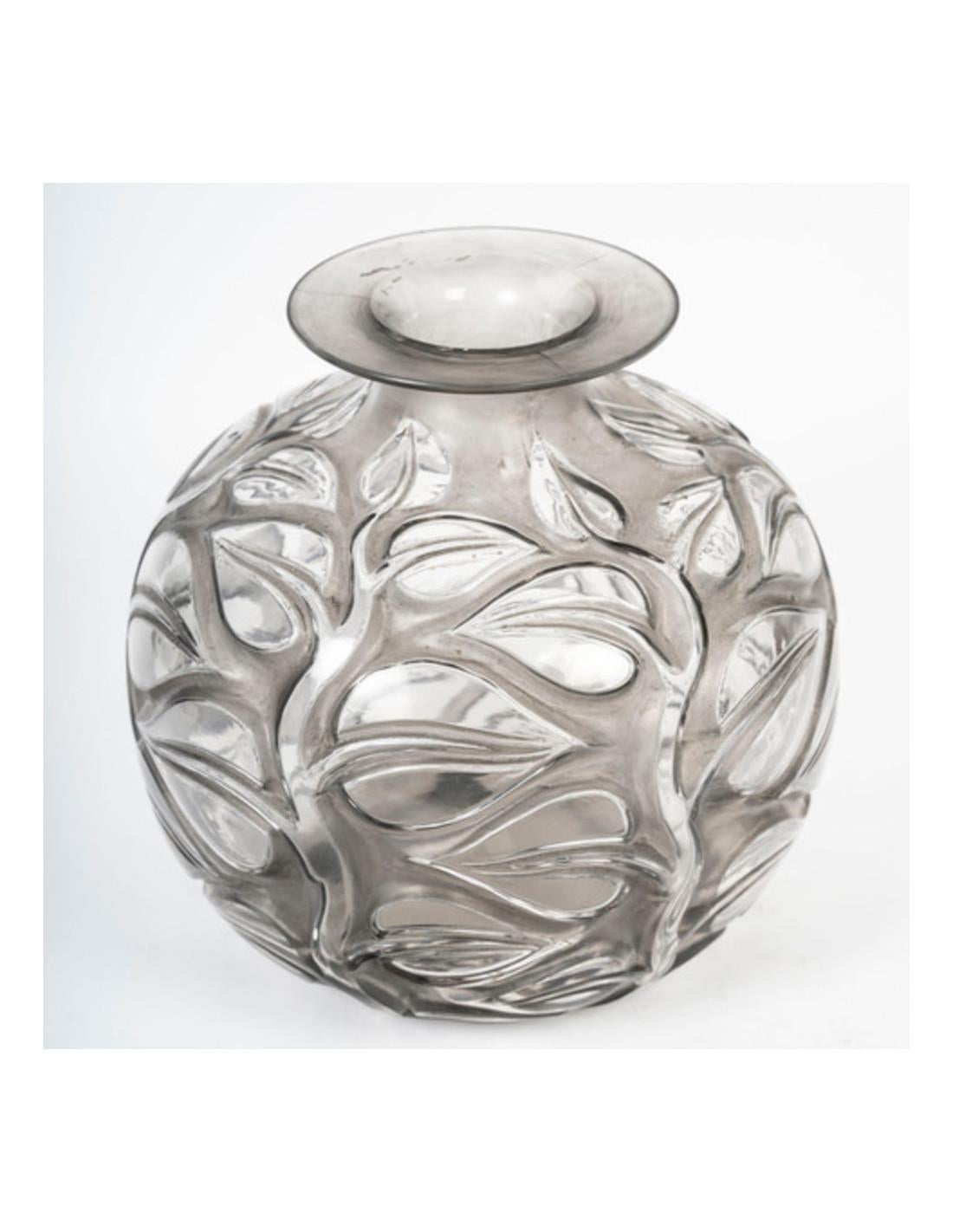 René Lalique (1860-1945)

Sophora, modello creato il 13 ottobre 1926, non riprodotto dopo il 1947.

Pezzo di vetro, modellato, pressato e successivamente arricchito da una patina grigia.

Firma stampata sotto la base.

Altezza: 25