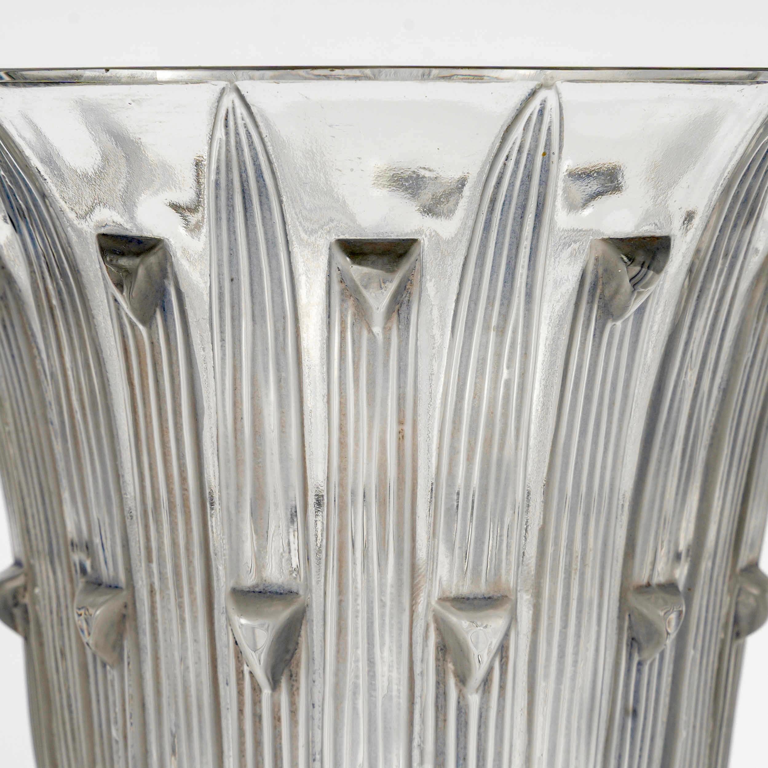 Art Déco 1926 René Lalique Vaso Art Deco in vetro Bellis con patina blu e grigia