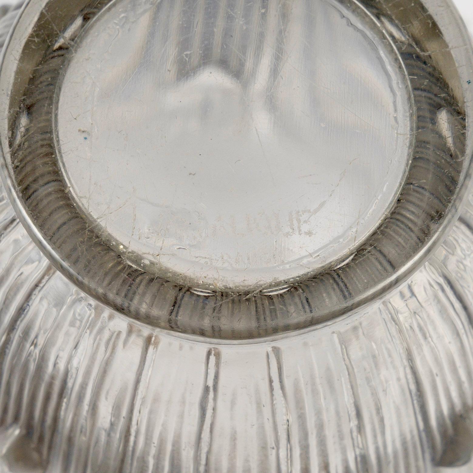Stampato 1926 René Lalique Vaso Art Deco in vetro Bellis con patina blu e grigia