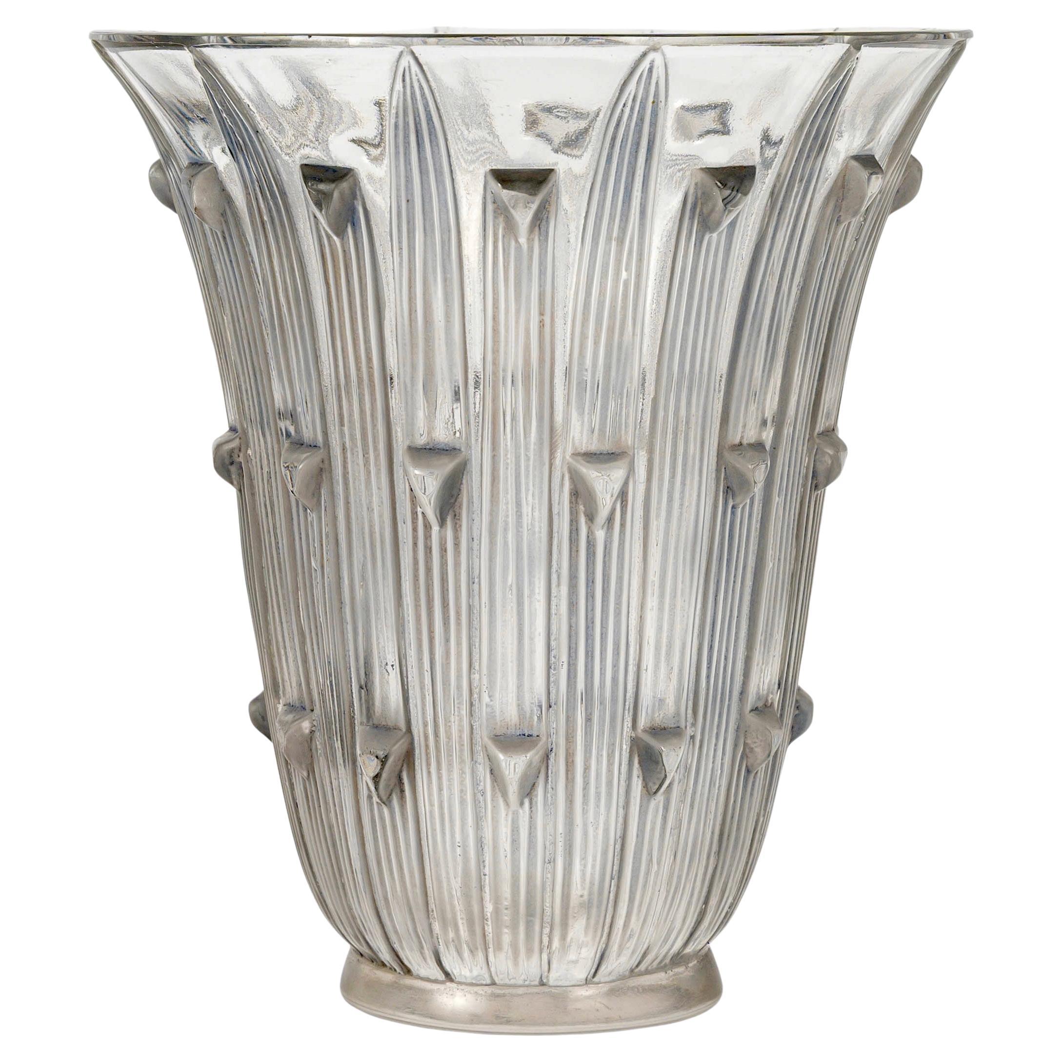 1926 René Lalique Vaso Art Deco in vetro Bellis con patina blu e grigia