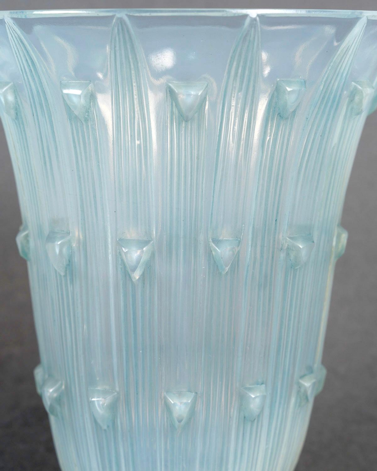 Art Déco 1926 René Lalique Vaso Art Deco in vetro opalescente Bellis con patina blu in vendita
