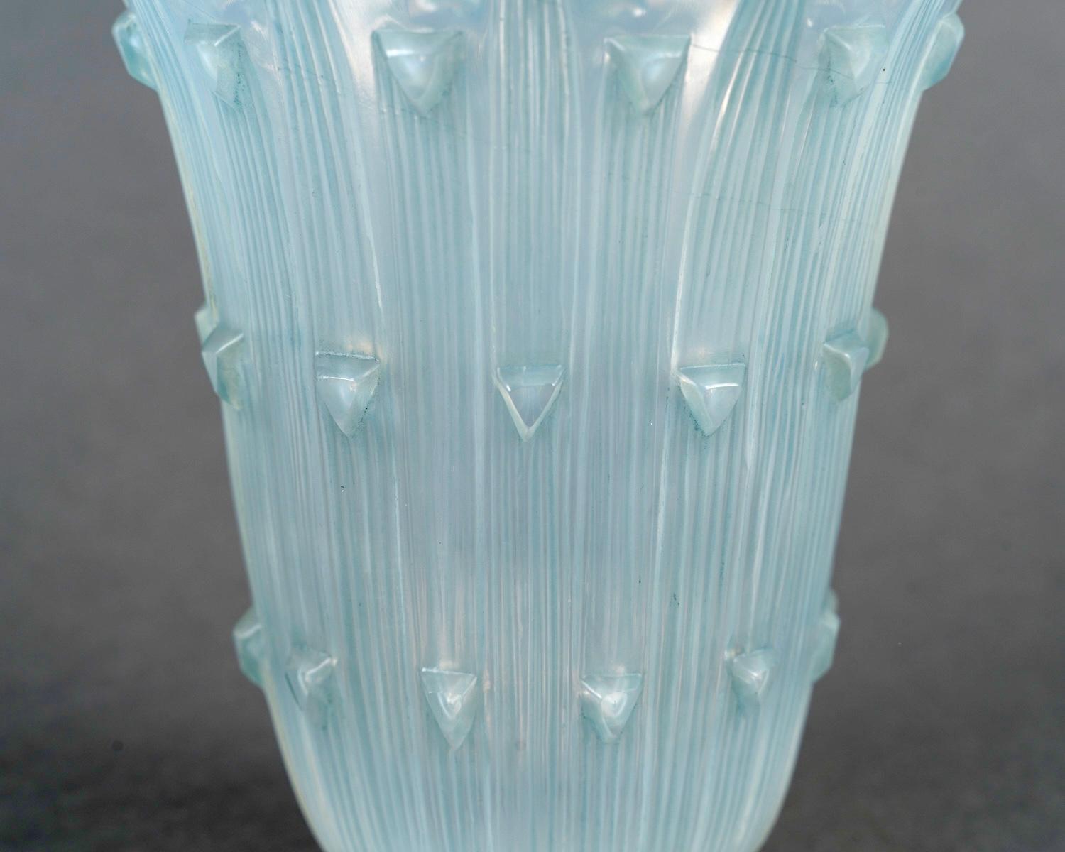Francese 1926 René Lalique Vaso Art Deco in vetro opalescente Bellis con patina blu in vendita
