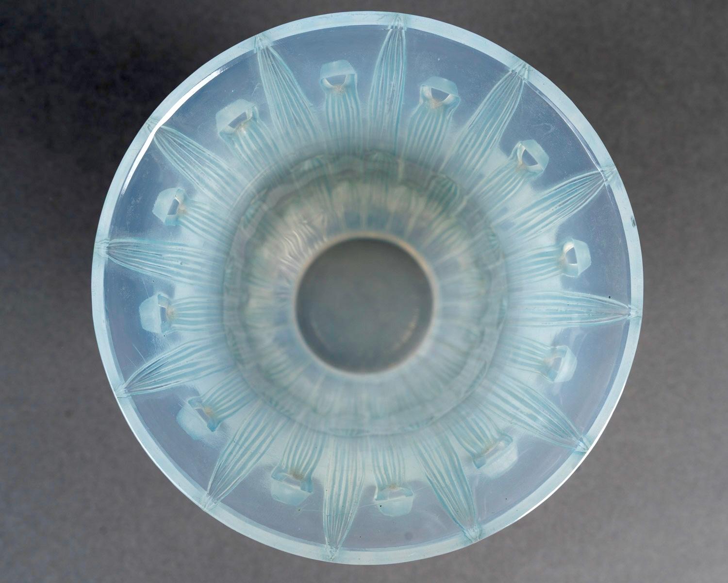 Stampato 1926 René Lalique Vaso Art Deco in vetro opalescente Bellis con patina blu in vendita
