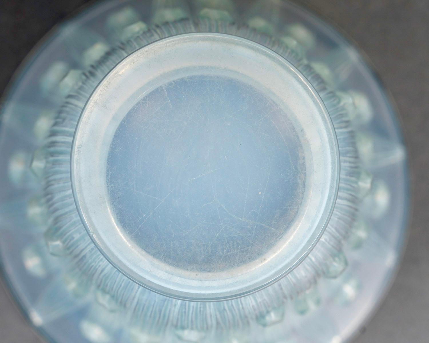 1926 René Lalique Vaso Art Deco in vetro opalescente Bellis con patina blu In condizioni buone in vendita a Boulogne Billancourt, FR