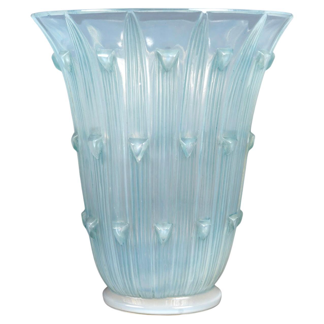 1926 René Lalique Vaso Art Deco in vetro opalescente Bellis con patina blu in vendita