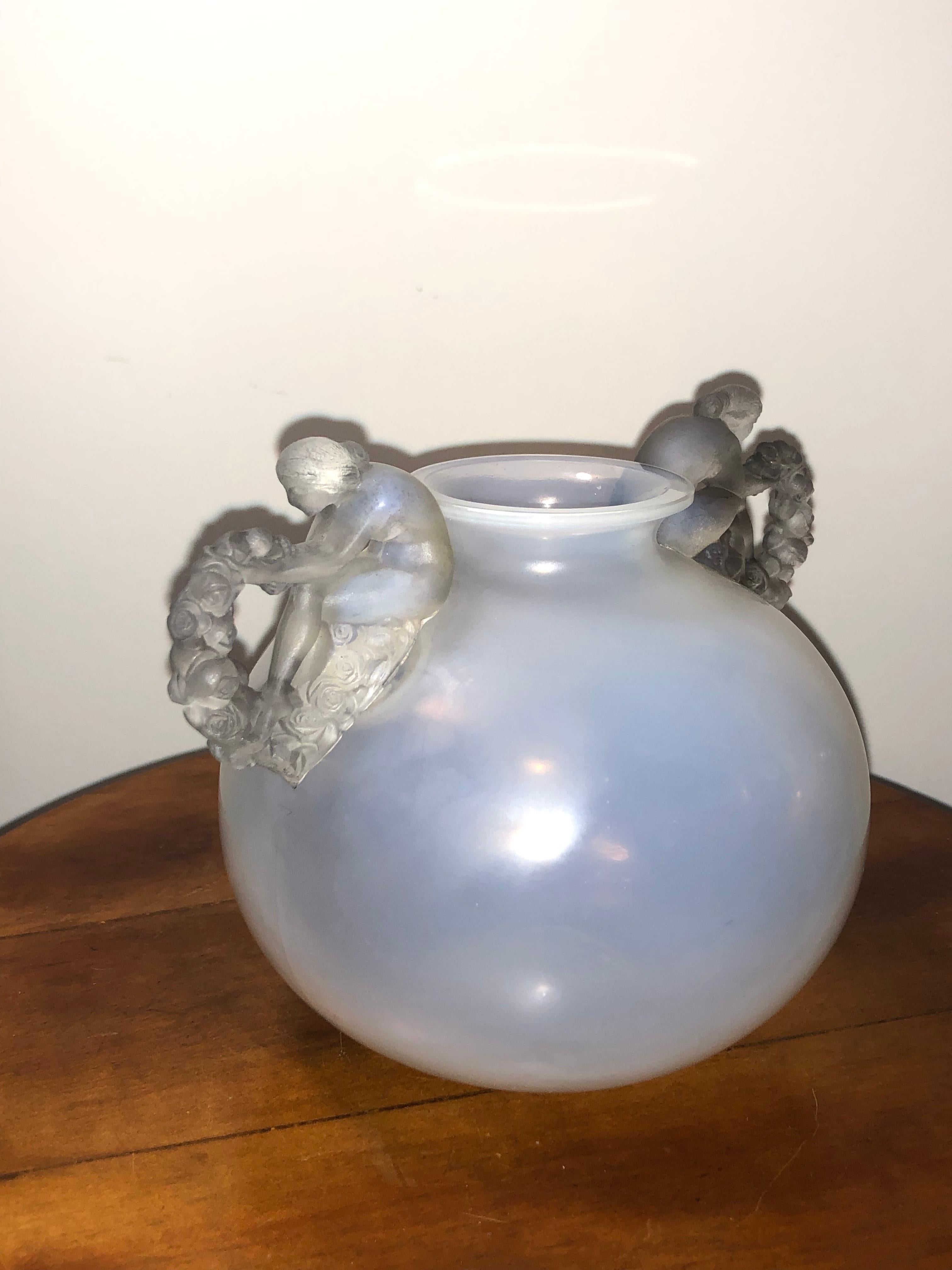 1926 René Lalique Bouchardon Handle Vase in Opalescent Glass, Women with Flowers In Good Condition In Boulogne Billancourt, FR