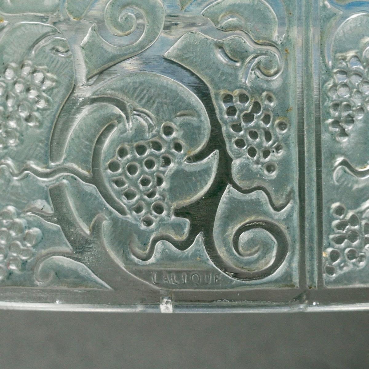 1926 René Lalique - Dose Roger Light Opaleszierendes Glas mit grüner Patina (Französisch) im Angebot