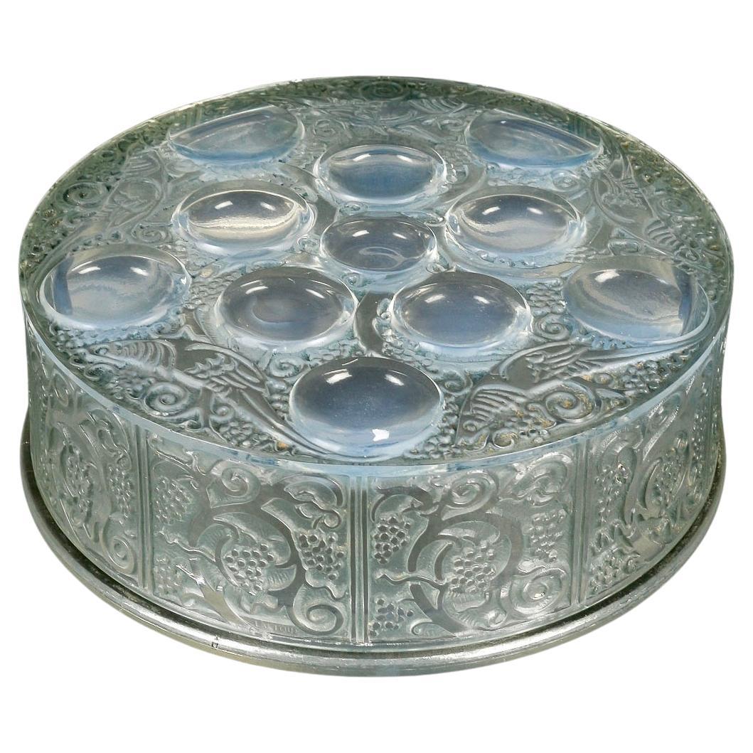 1926 René Lalique - Box Roger Light Opalescent Glass With Green Patina