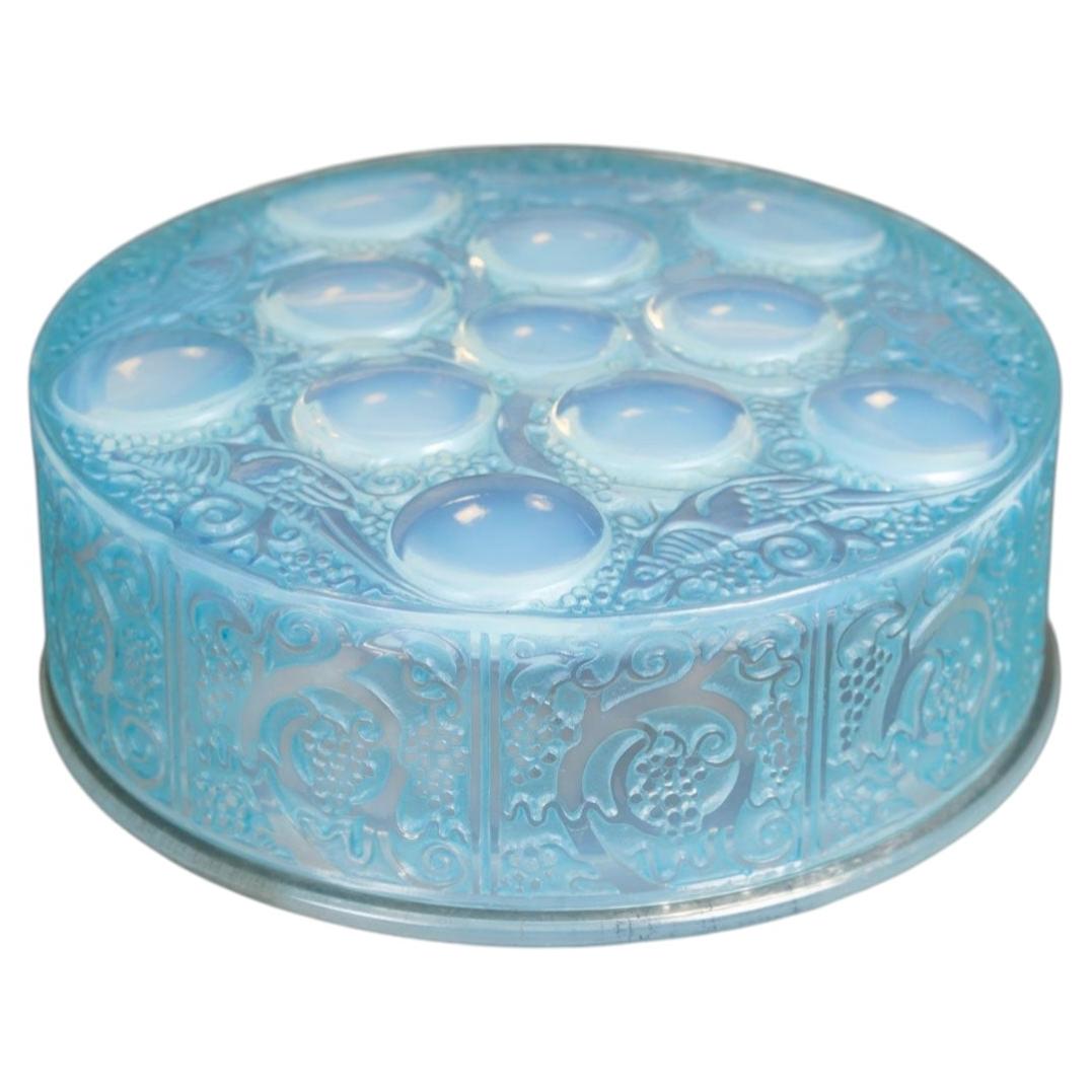 1926 René Lalique - Box Roger Opalescent Glas mit blauer Patina im Angebot