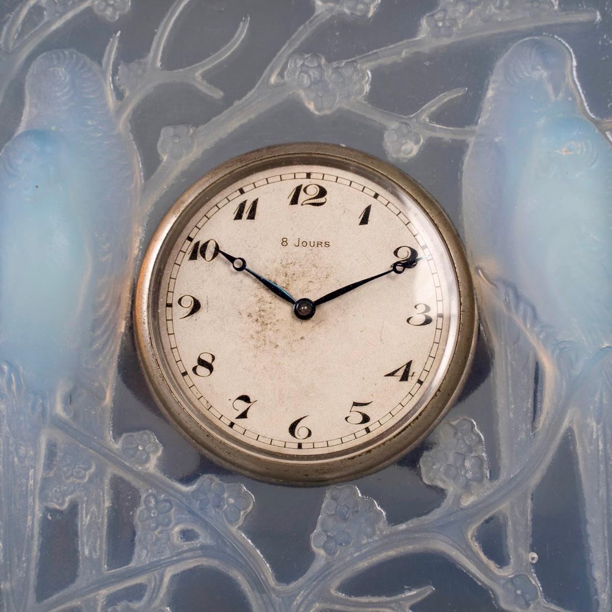 Art Deco 1926 René Lalique - Clock Inséparables Parrrots Opalescent Glass Mechanical For Sale