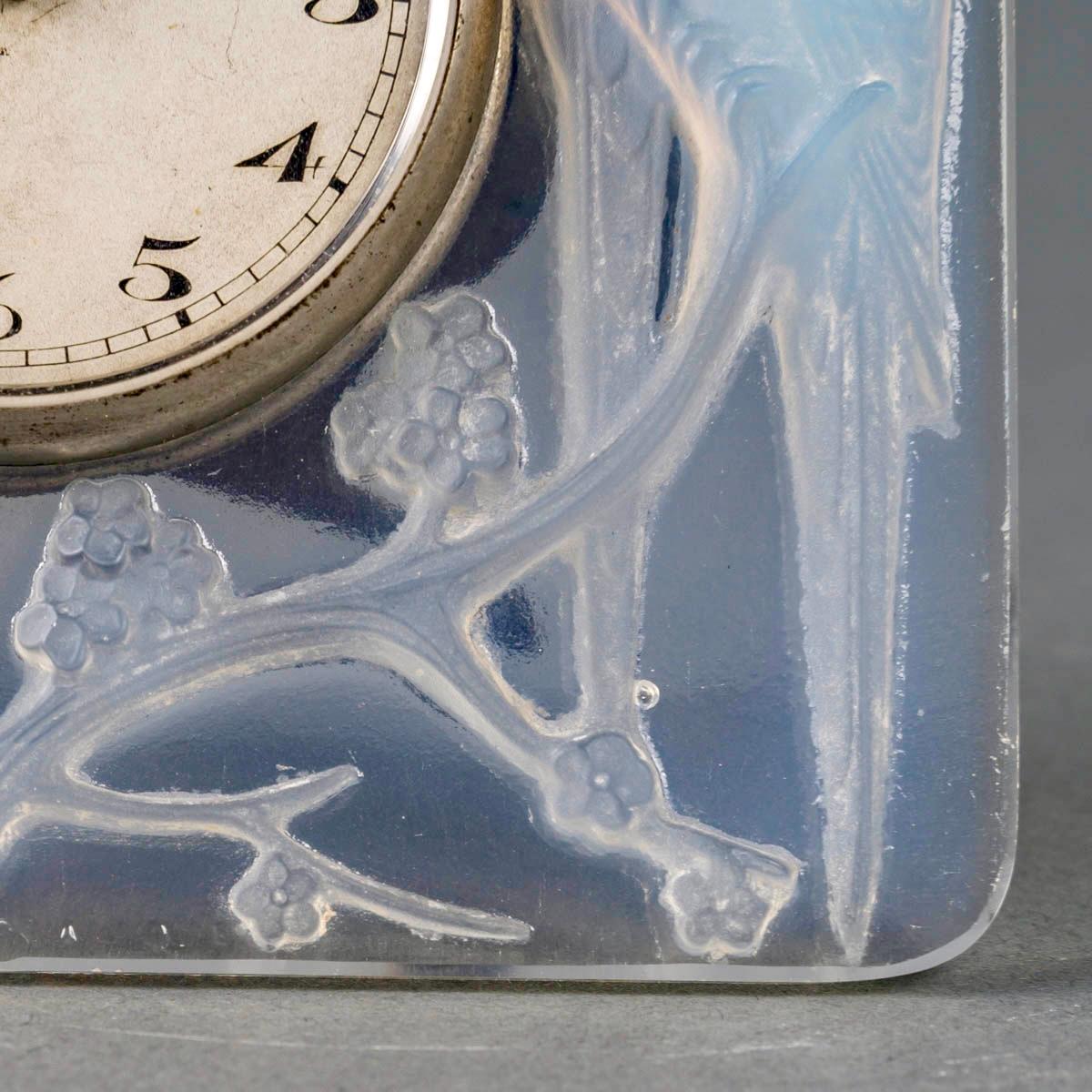 European 1926 René Lalique - Clock Inséparables Parrrots Opalescent Glass Mechanical For Sale
