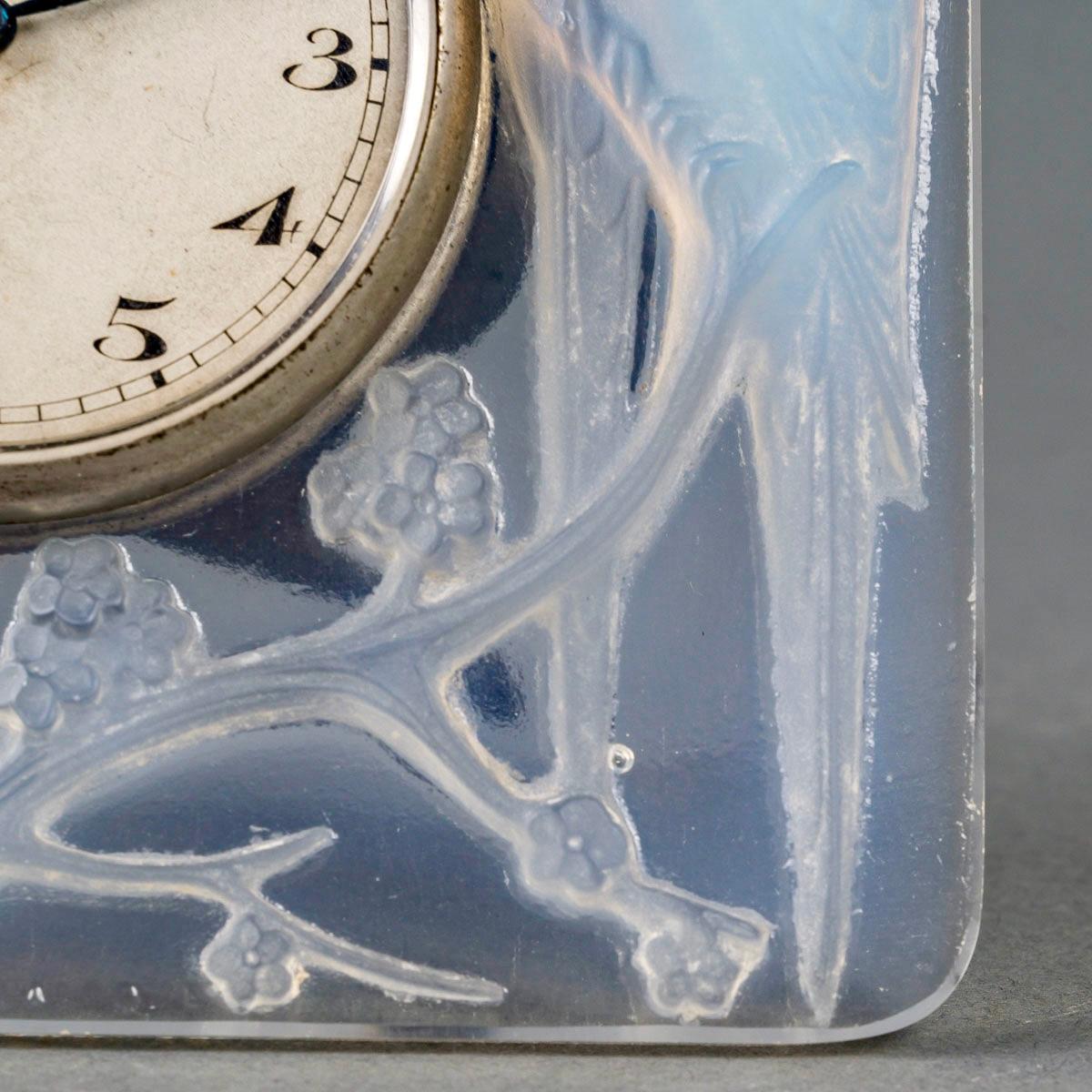 Molded 1926 René Lalique - Clock Inséparables Parrrots Opalescent Glass Mechanical For Sale