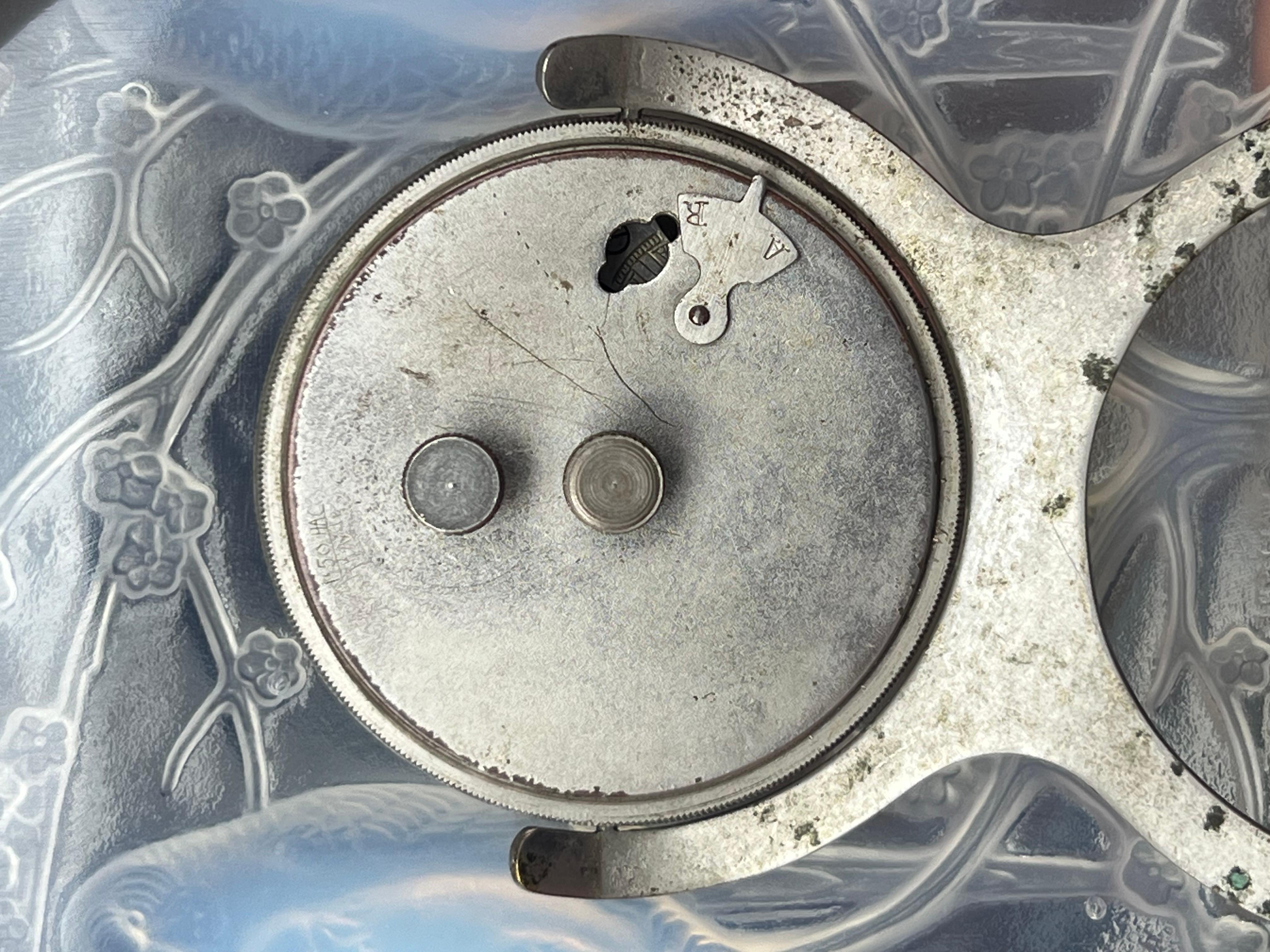 1926 René Lalique - Clock Inséparables Parrrots Opalescent Glass Mechanical For Sale 1