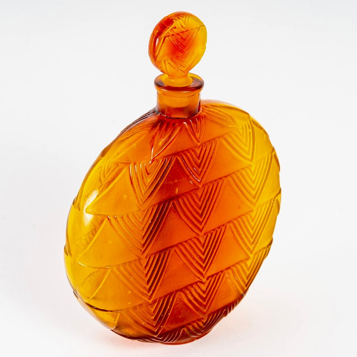 Art Deco 1926 René Lalique, Flacon Vers Le Jour Verre Ambre Dégradé Pour Worth