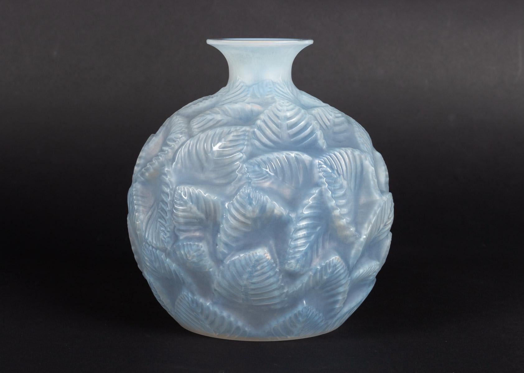 1926 René Lalique Ormeaux Vase in Cased Opalescent Glass with Blue Patina In Good Condition In Boulogne Billancourt, FR