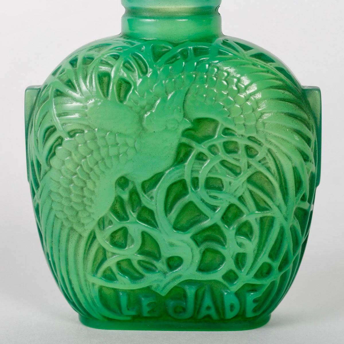 1926 René Lalique Parfümflasche Le Jade für Roger & Gallet Jadegrünes Glas (Geformt) im Angebot