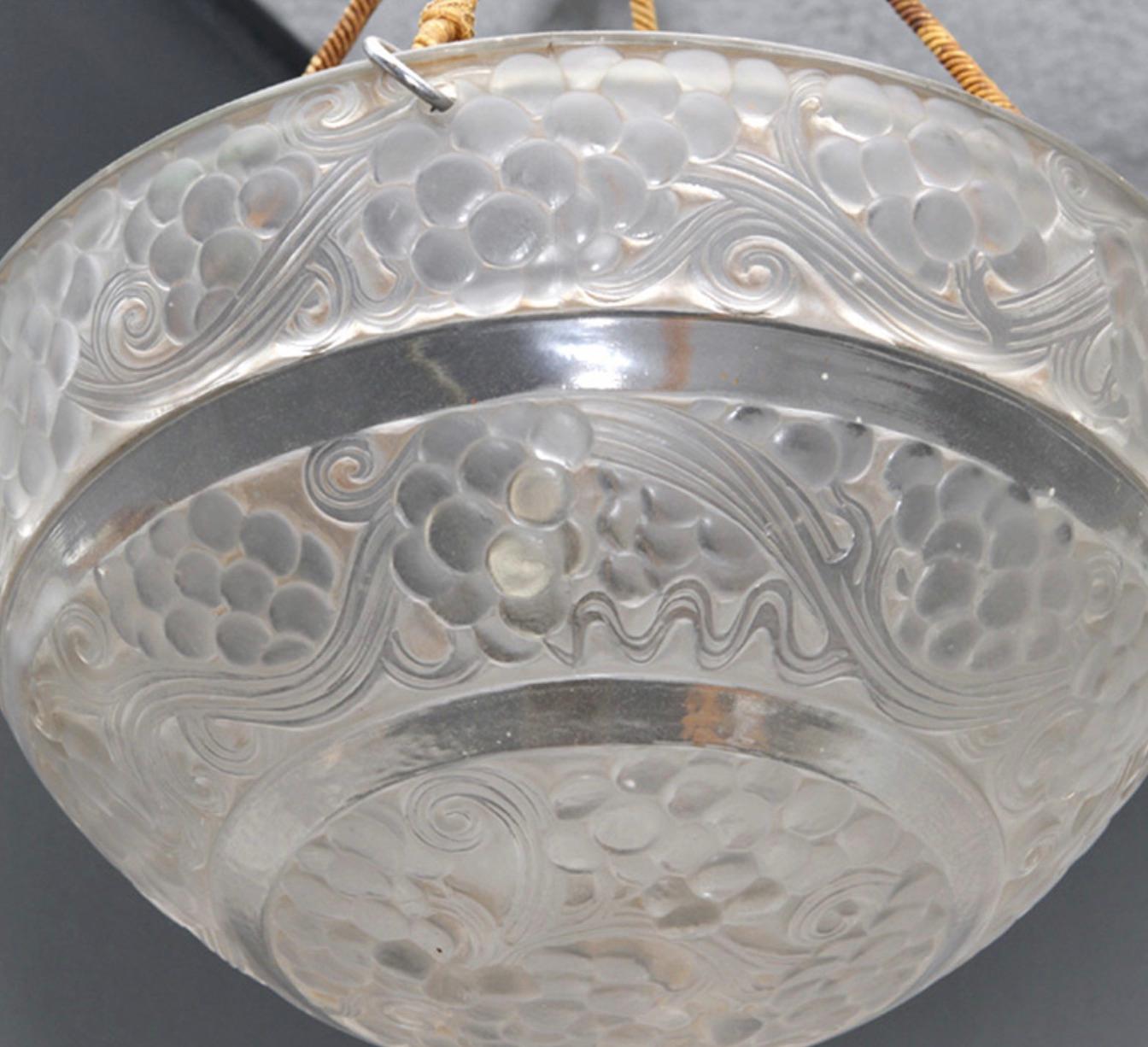 Molded 1926 René Lalique Saint-Vincent Complet Ceiling Light Chandelier Frosted Glass For Sale