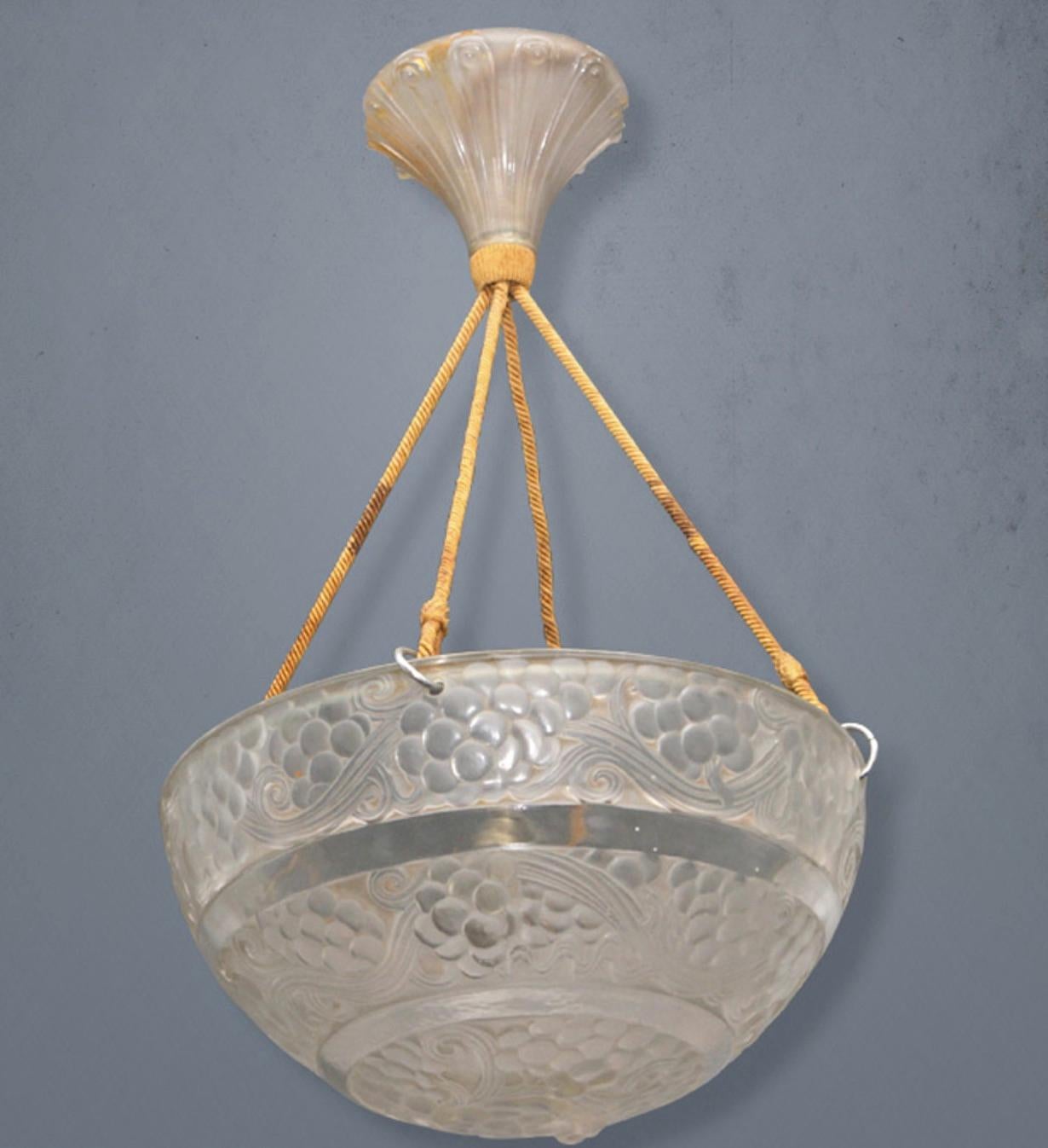 1926 René Lalique Saint-Vincent Complet Ceiling Light Chandelier Frosted Glass In Good Condition For Sale In Boulogne Billancourt, FR