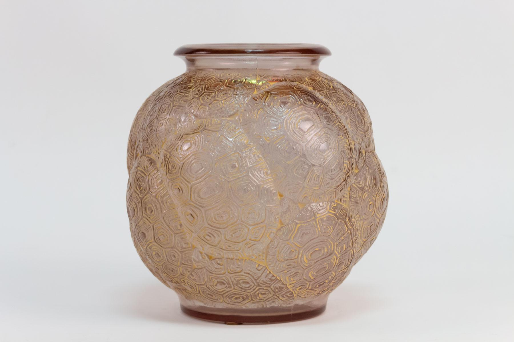 French 1926 René Lalique Tortues Vase in Alexandrite Glass, Turning from Pink to Green