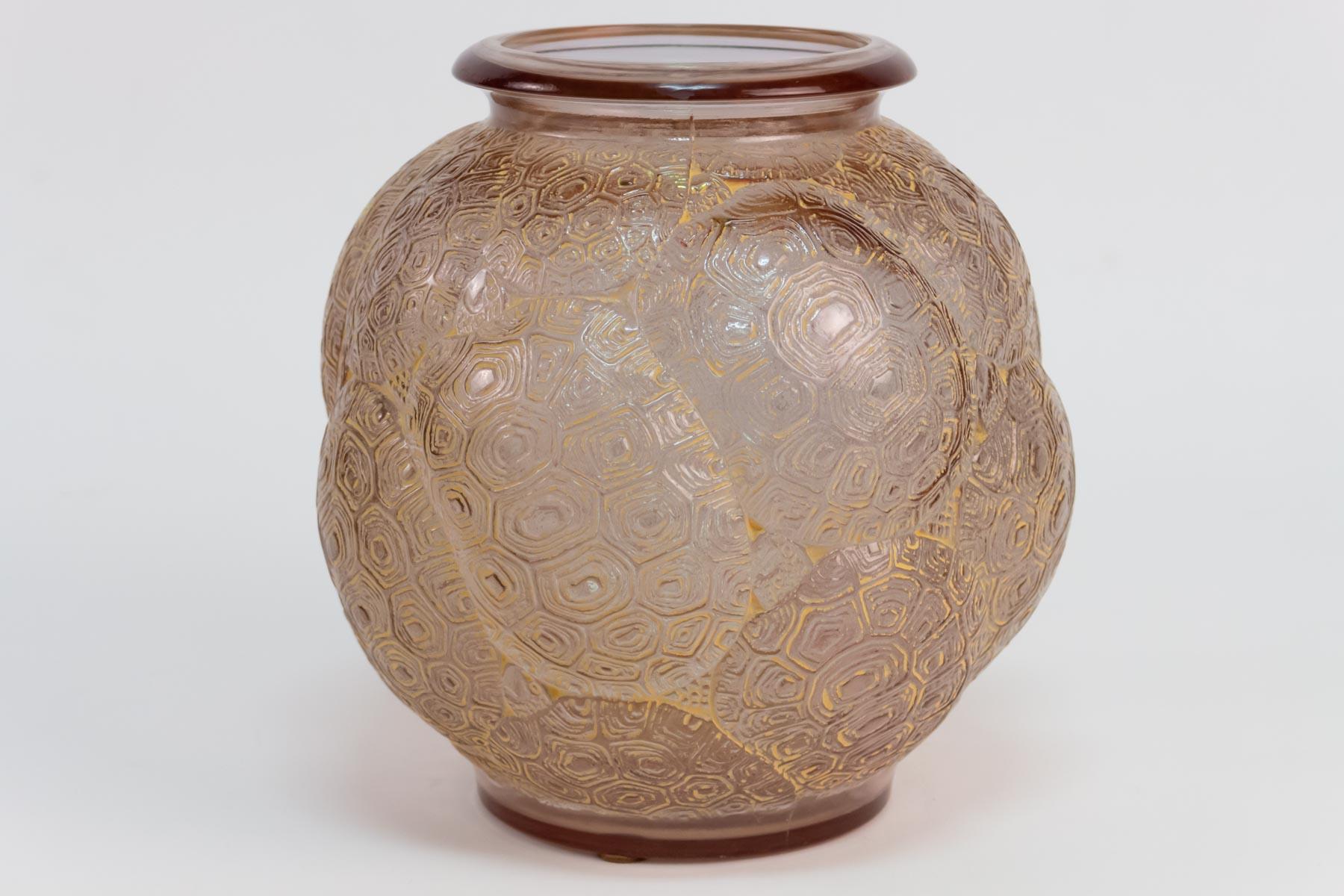 Molded 1926 René Lalique Tortues Vase in Alexandrite Glass, Turning from Pink to Green