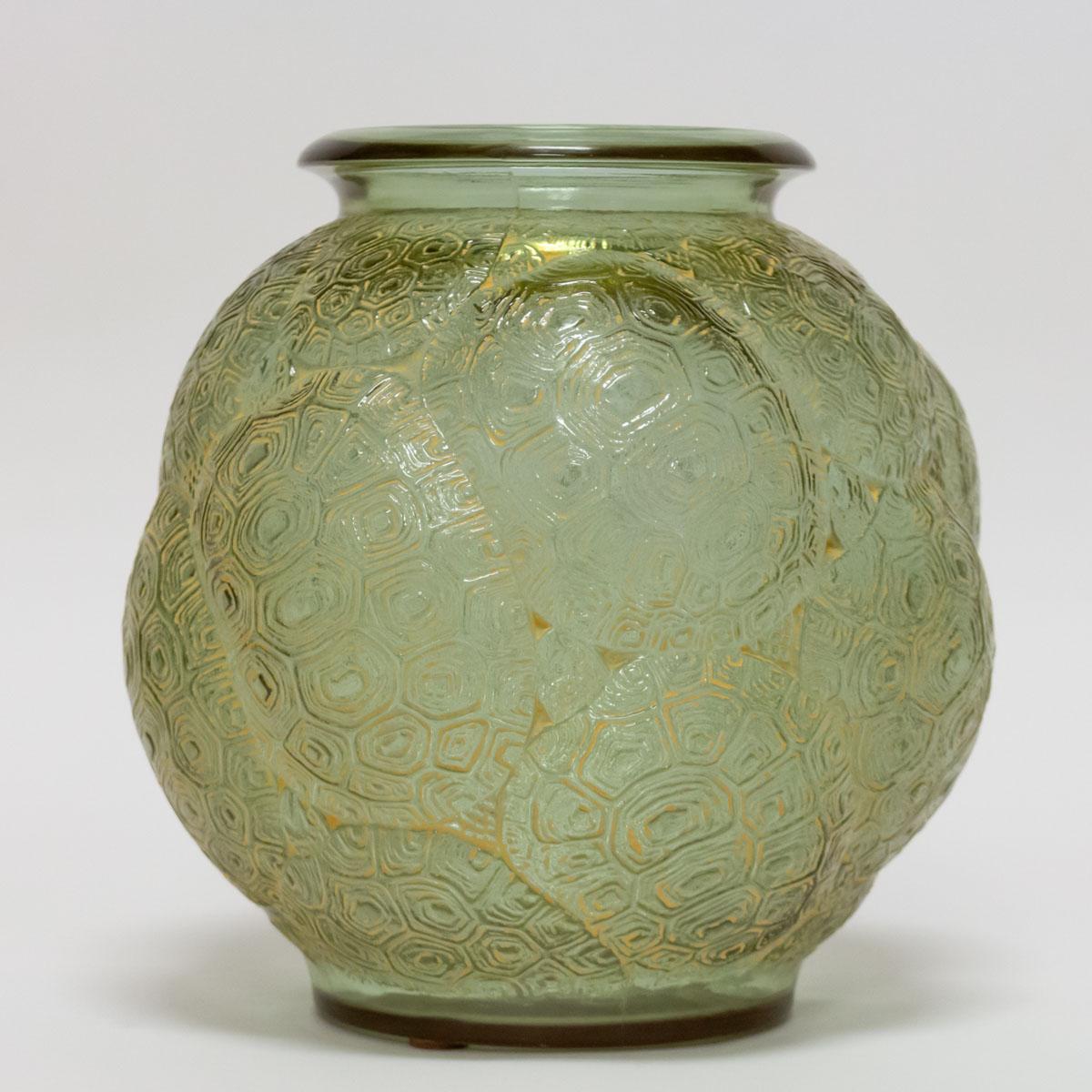 1926 René Lalique Tortues Vase in Alexandrite Glass, Turning from Pink to Green In Good Condition In Boulogne Billancourt, FR