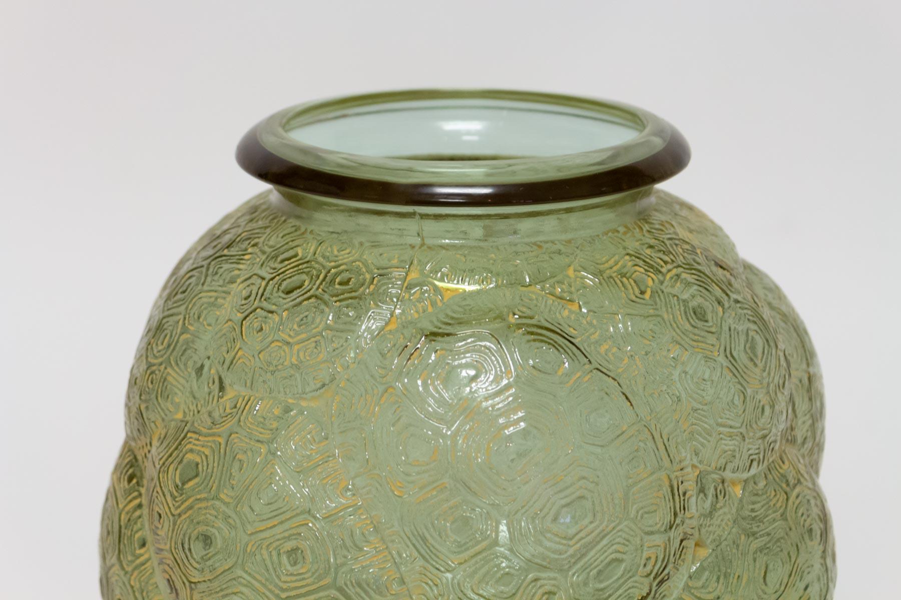 Early 20th Century 1926 René Lalique Tortues Vase in Alexandrite Glass, Turning from Pink to Green