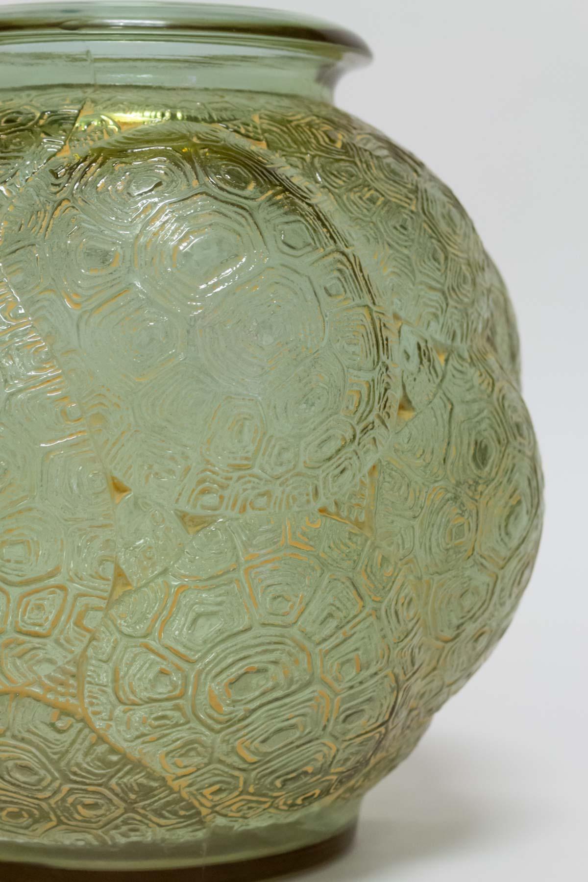 1926 René Lalique Tortues Vase in Alexandrite Glass, Turning from Pink to Green 1
