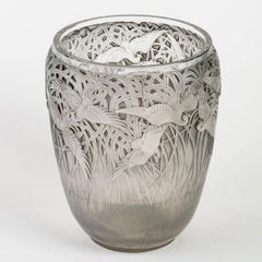 1926 Rene Lalique Vase Aigrettes en verre dépoli avec patine gris-bleu