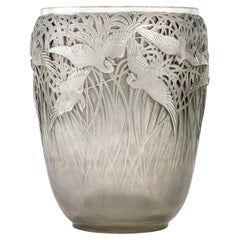 1926 Rene Lalique Vase Aigrettes en verre dépoli avec patine gris-bleu