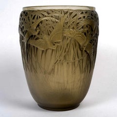 1926 Vase « Aigrettes » de René Lalique, en verre fumé topaze avec patine grise