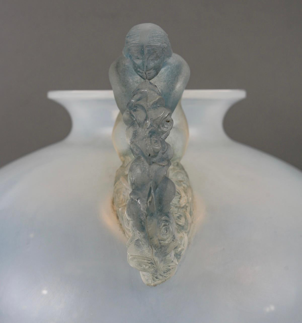 1926 René Lalique Vase Bouchardon Opalescent Glass with Blue Patina In Good Condition In Boulogne Billancourt, FR