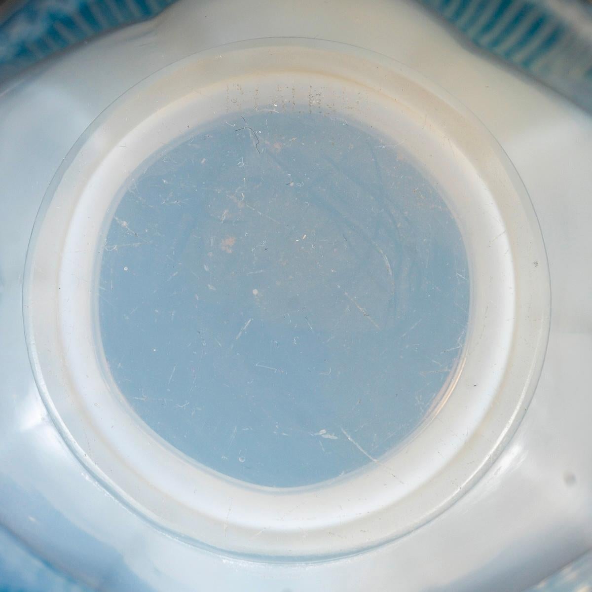 1926 Rene Lalique - Vase Campanule Cased Opalescent Glass with Blue Patina In Good Condition For Sale In Boulogne Billancourt, FR