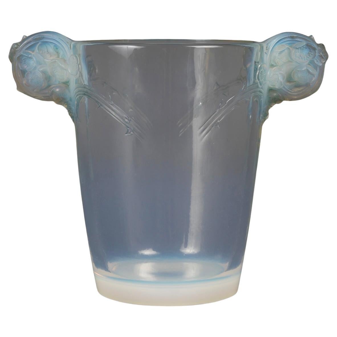 1926 René Lalique Vase Chamarande Opalescent Glass with Blue Patina im Angebot