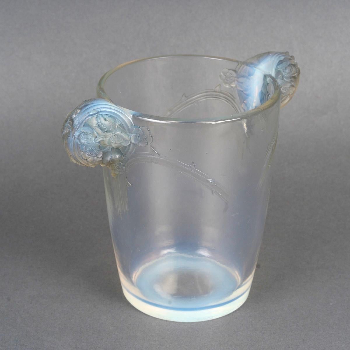 Art Déco 1926 René Lalique Vase Chamarande Opalescent Glass with Grey Patina in vendita