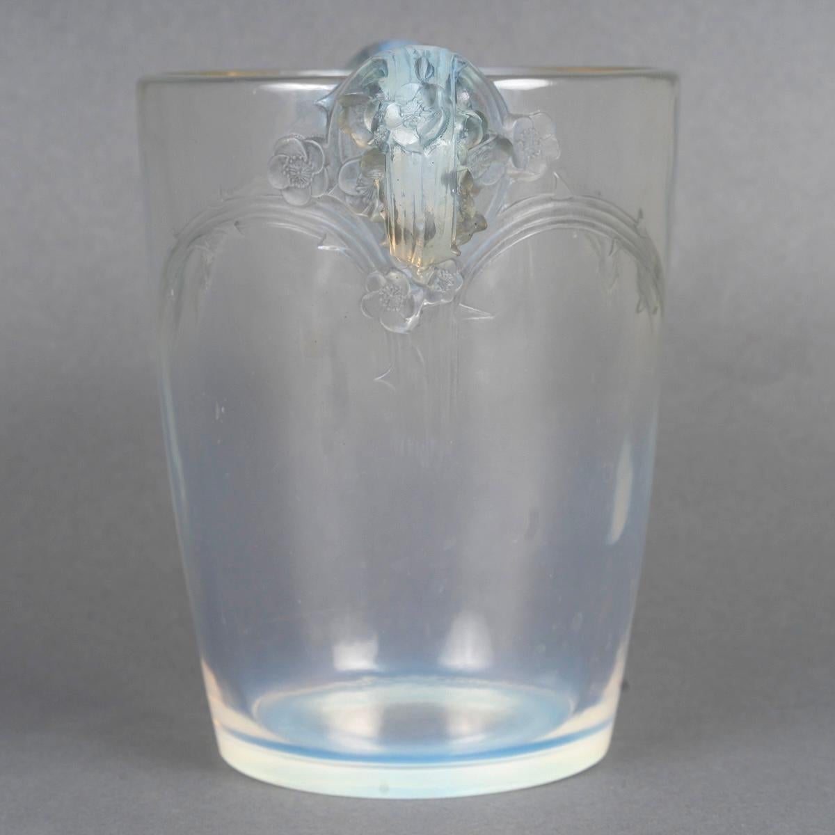 Francese 1926 René Lalique Vase Chamarande Opalescent Glass with Grey Patina in vendita